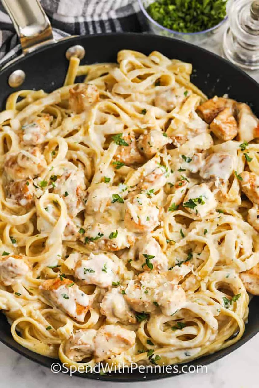 Entrega de comida: Chicken Alfredo with Garlic Bread